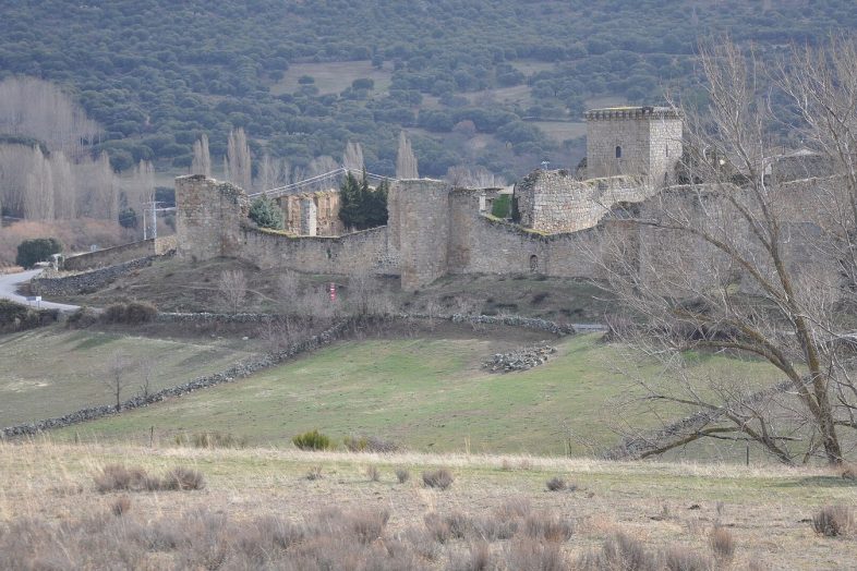 Bonilla de la Sierra dentro de su recinto amurallado, con el castillo y la iglesia sobre el valle del Corneja