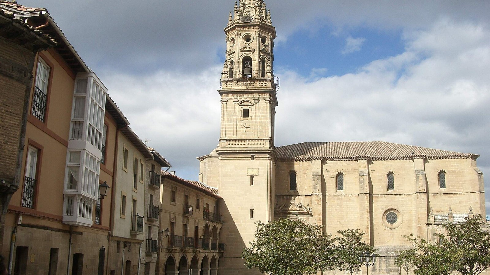 La torre barroca de la iglesia de Nuestra Señora de la Asunción de Briones
