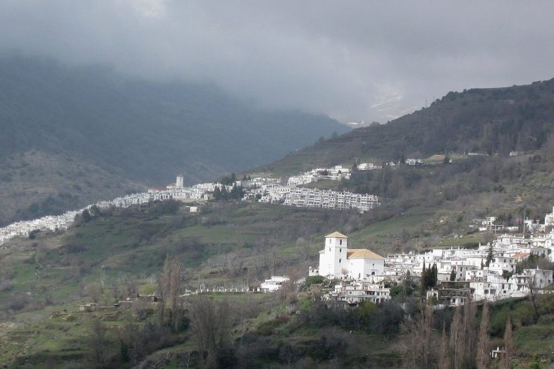 Bubión y, más arriba en la ladera, Capileira, los dos blancos sobre el barranco de Poqueira