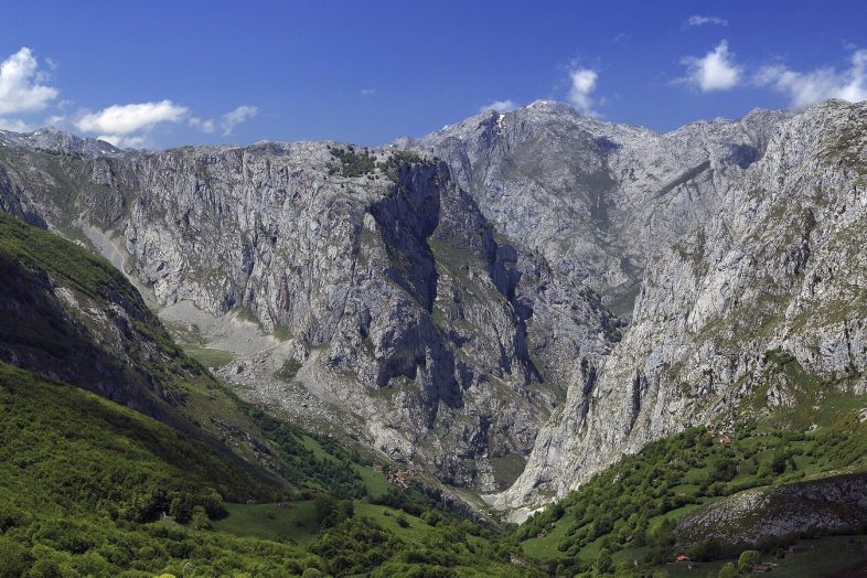 La Canal del Tejo, la garganta caliza por la que se sube a pie hasta Bulnes