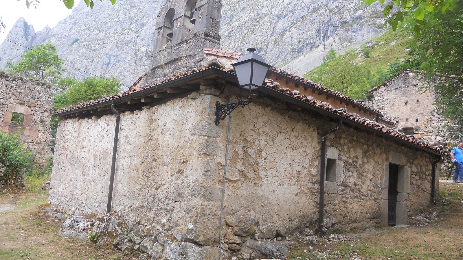 La iglesia de piedra de Bulnes con las paredes de los Picos de Europa detrás