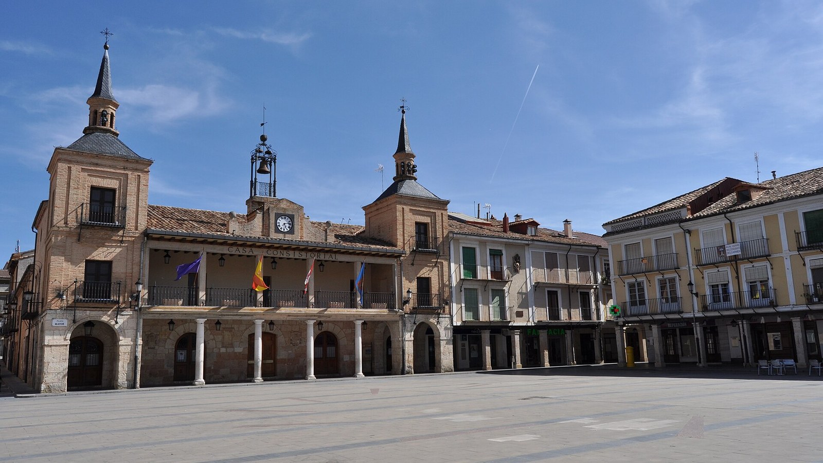 Plaza Mayor de El Burgo de Osma con el Hospital de San Agustín y sus dos torres achapiteladas
