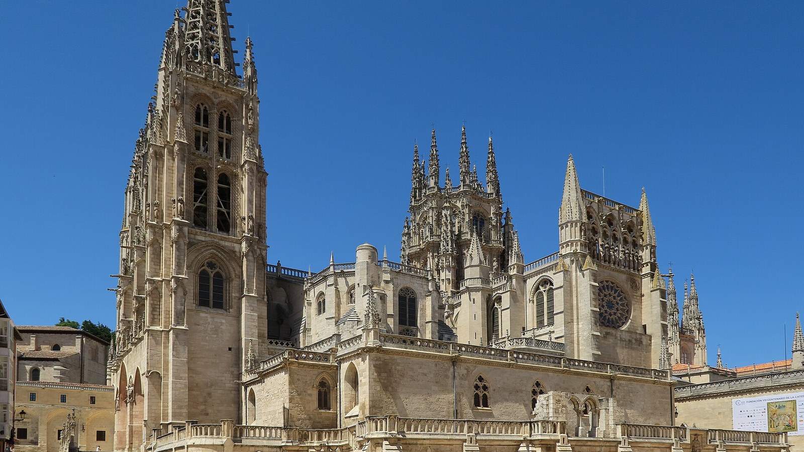 La catedral gótica de Burgos vista desde el sur, con sus agujas caladas