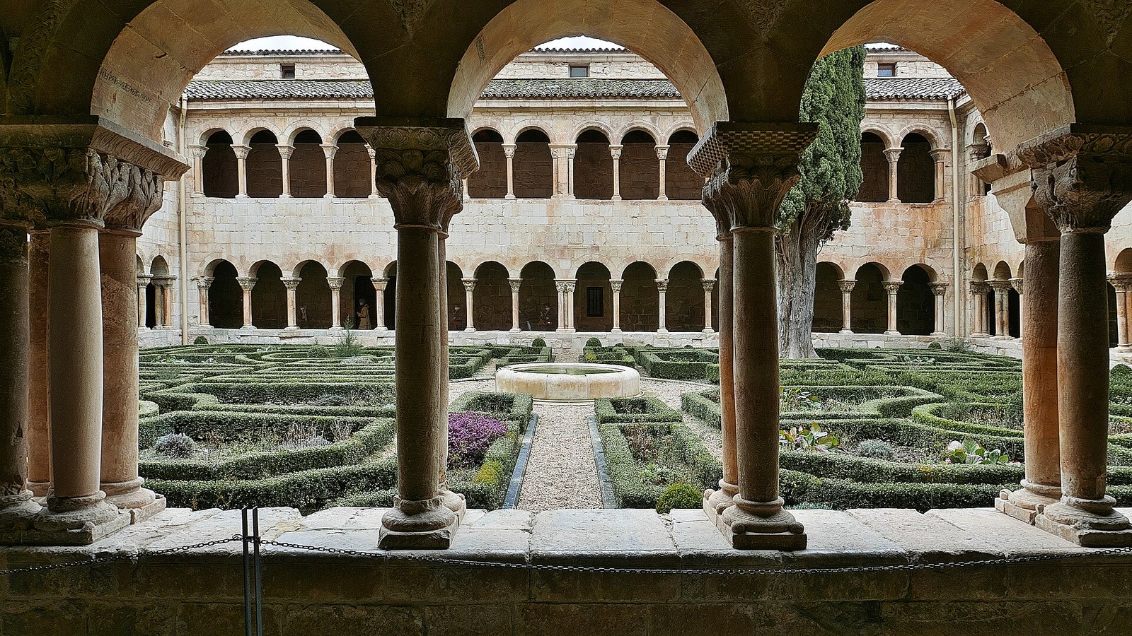 El claustro románico del monasterio de Santo Domingo de Silos, con su jardín