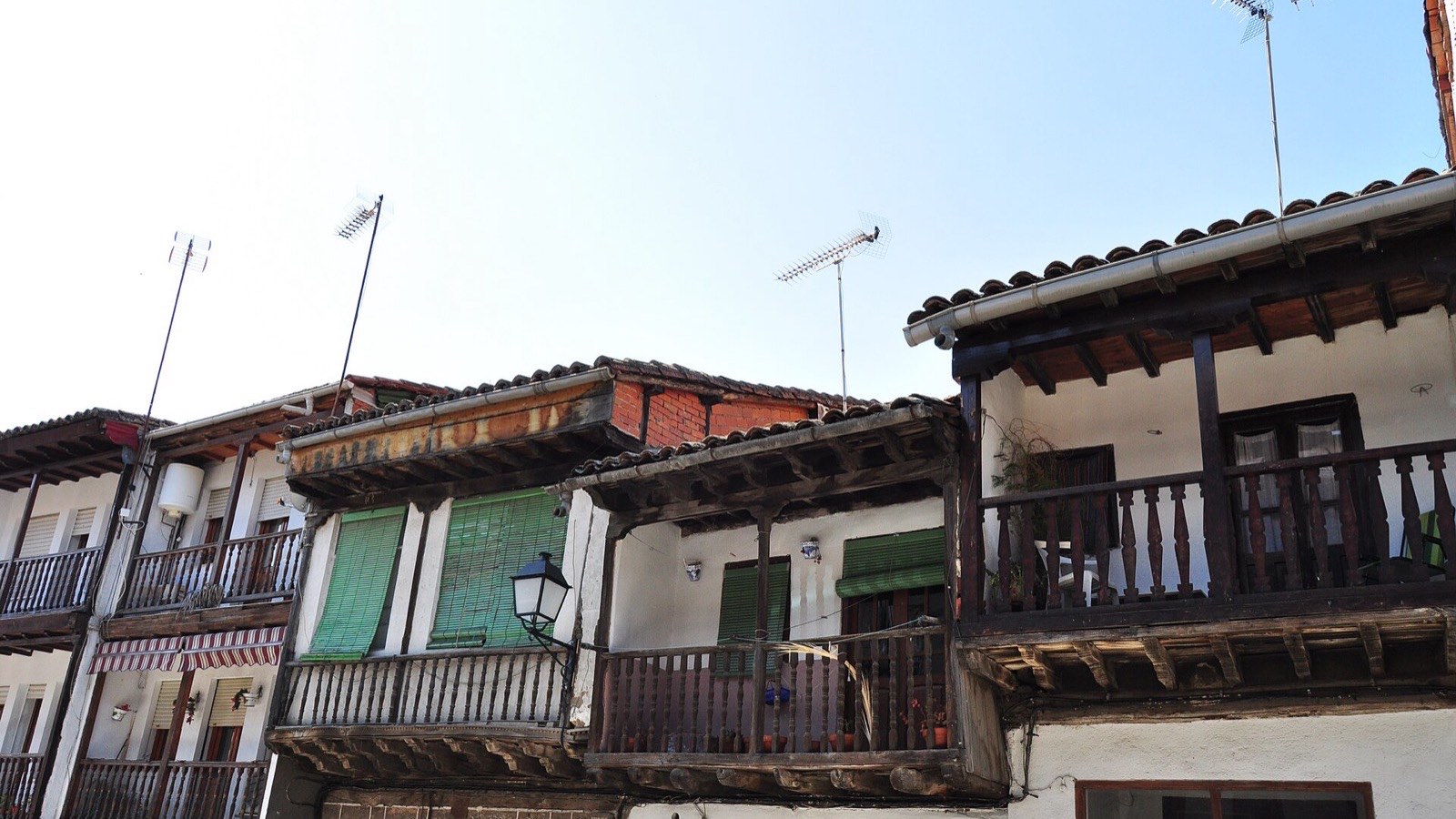 Balconadas de madera sobre entramado en las casas del casco antiguo de Cabezuela del Valle