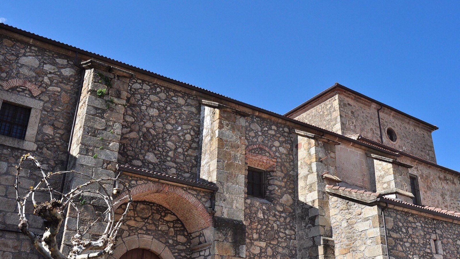 Muro de mampostería y sillería de la iglesia de San Miguel Arcángel de Cabezuela del Valle
