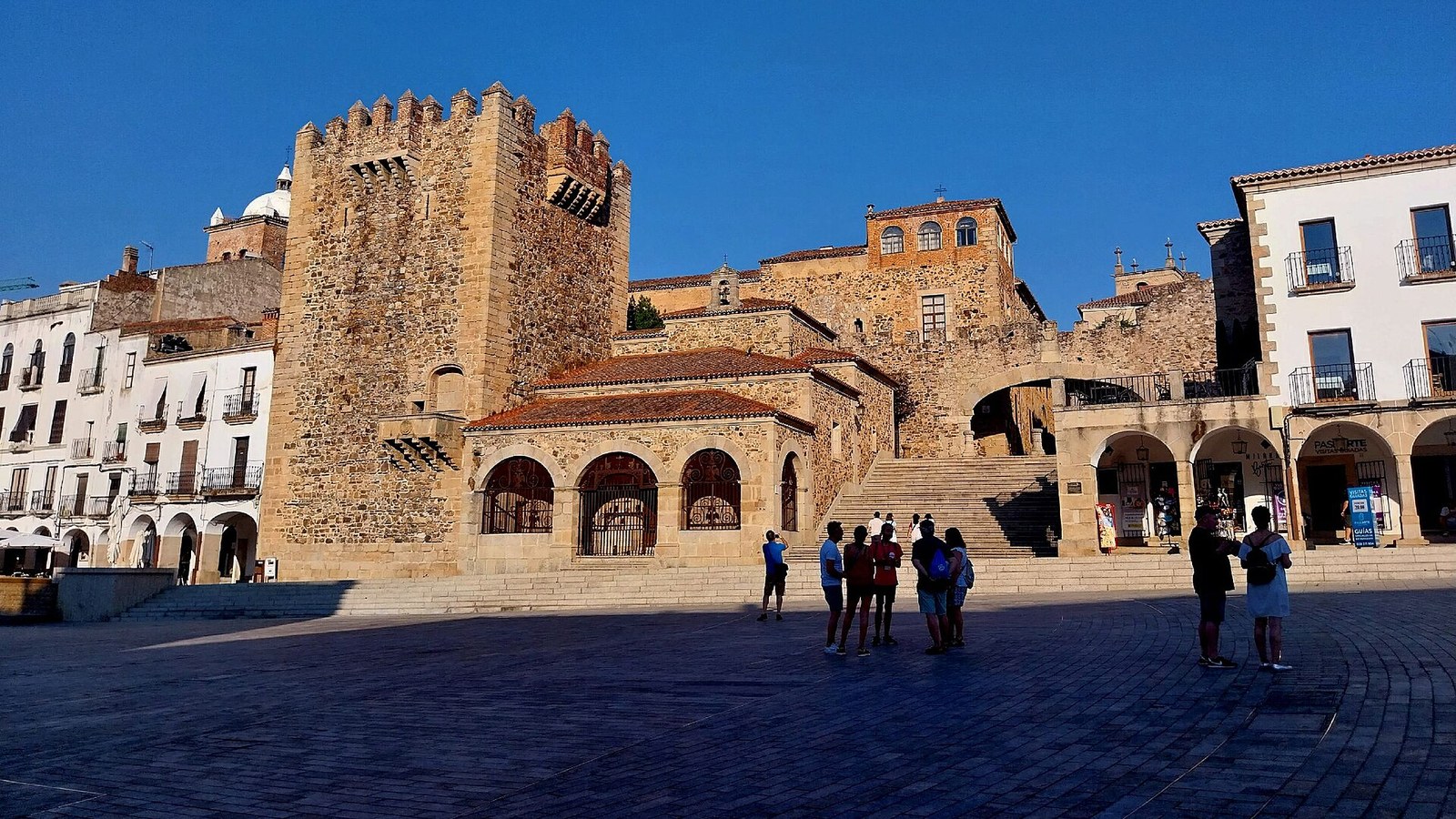 La Plaza Mayor de Cáceres con la Torre de Bujaco y la muralla de la ciudad monumental