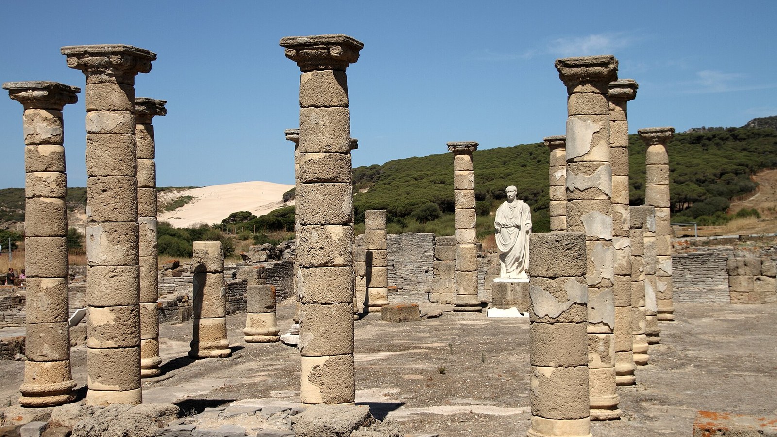 Columnas y basílica de la ciudad romana de Baelo Claudia, con la duna de Bolonia detrás
