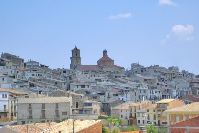 Calaceite sobre su loma, con las torres de la iglesia asomando entre los tejados