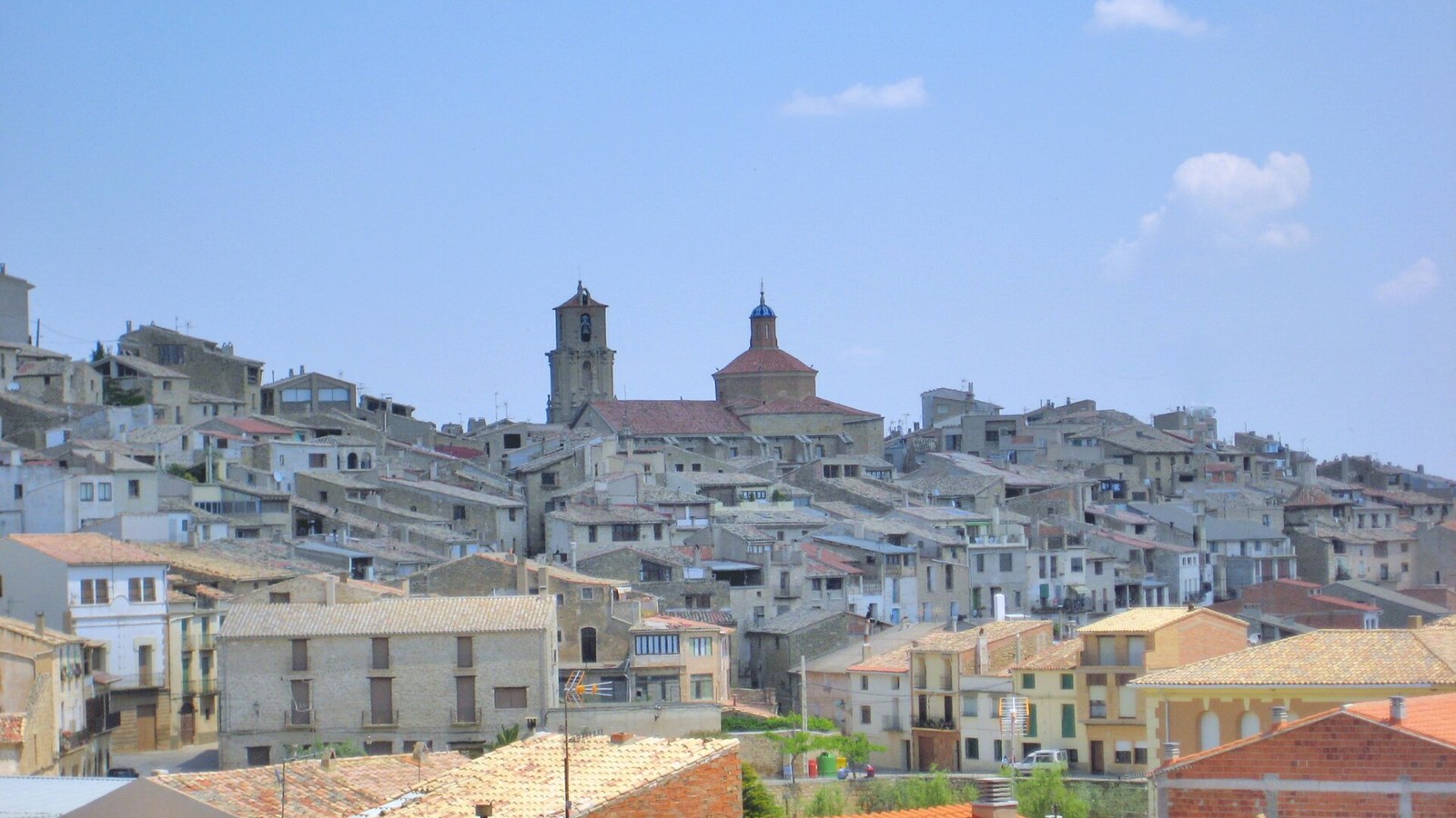 Calaceite sobre su loma, con las torres de la iglesia asomando entre los tejados