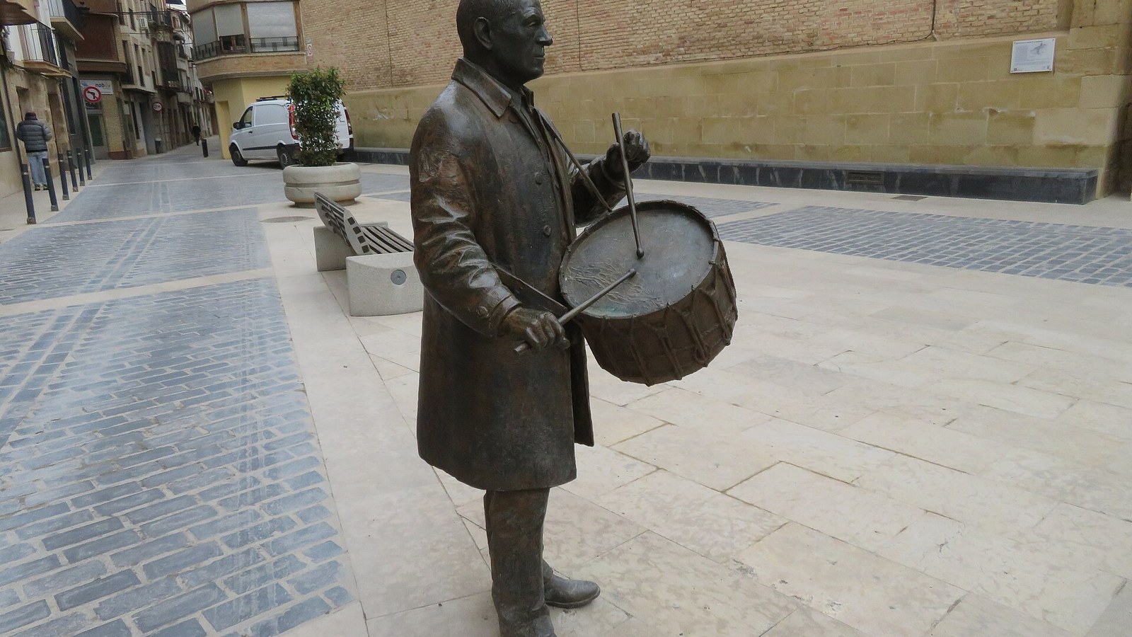Monumento al tamborilero de Calanda, con el tambor colgado y el traje de cofrade