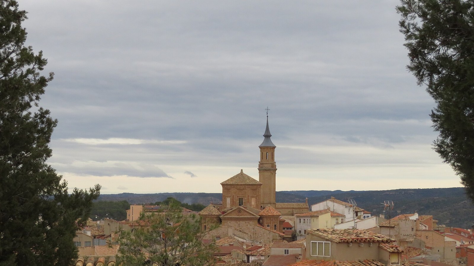 Vista de Calanda con la torre de la iglesia del Pilar destacando sobre los tejados