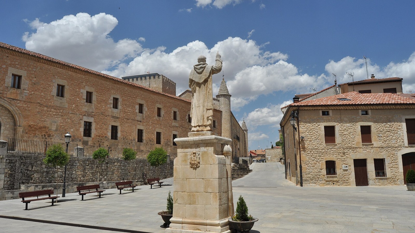 Plaza de Caleruega con la estatua de Santo Domingo de Guzmán y el convento al fondo