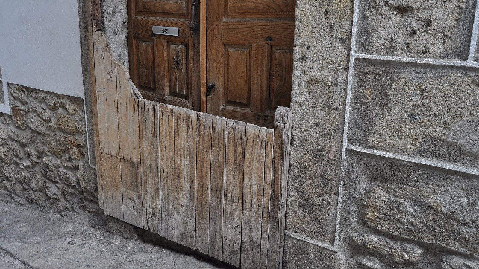 Batipuerta de madera, la media puerta exterior característica de las casas de Candelario