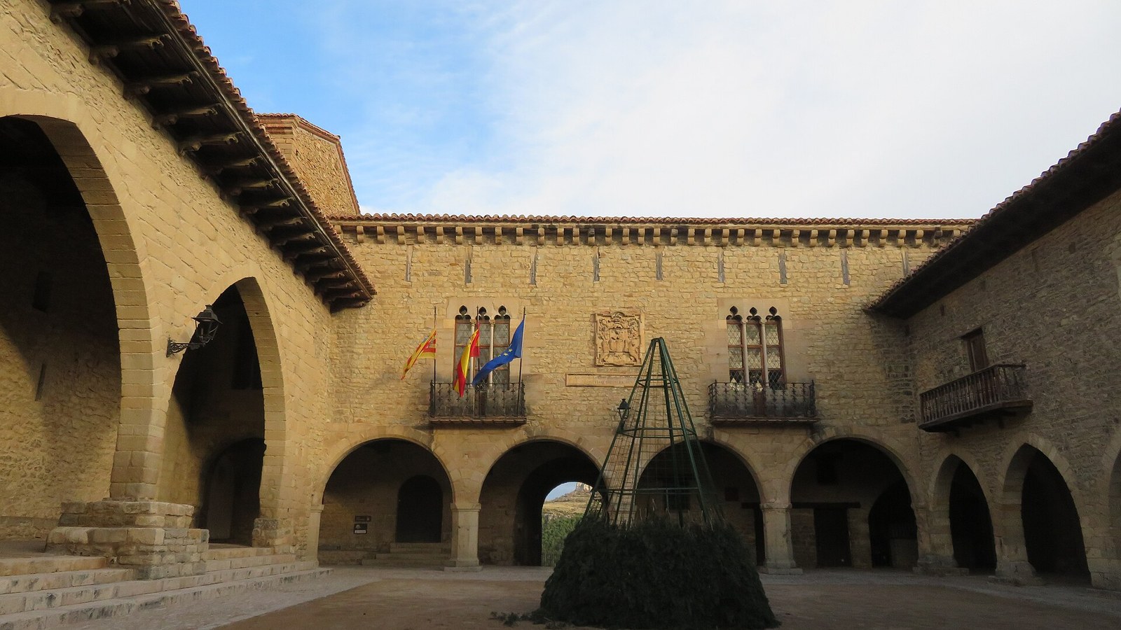 La plaza porticada de Cristo Rey de Cantavieja, con los arcos de la lonja y el ayuntamiento