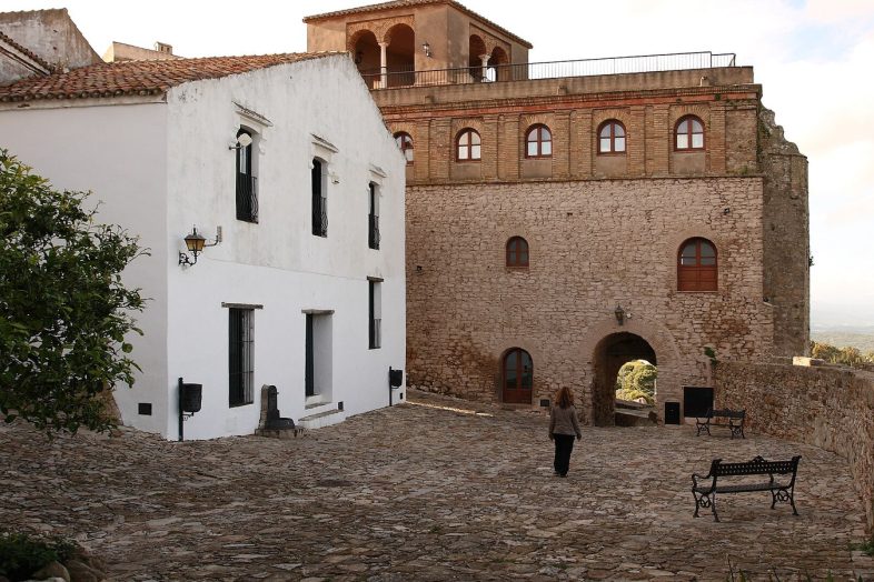 El palacio de los condes de Castellar dentro del recinto amurallado del castillo nazarí