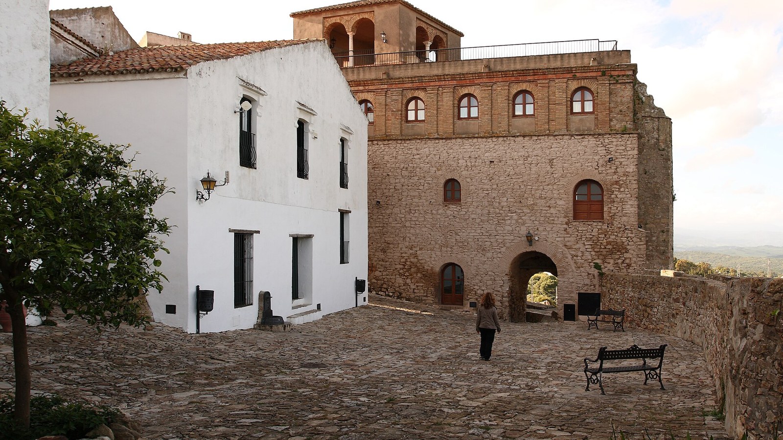 El palacio de los condes de Castellar dentro del recinto amurallado del castillo nazarí