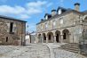 La Praza da Torre de Castro Caldelas, con el edificio del concello y sus soportales de granito