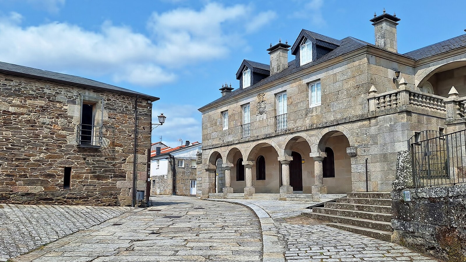 La Praza da Torre de Castro Caldelas, con el edificio del concello y sus soportales de granito