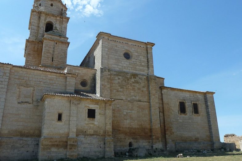La colegiata de Nuestra Senora del Manzano de Castrojeriz, de piedra dorada