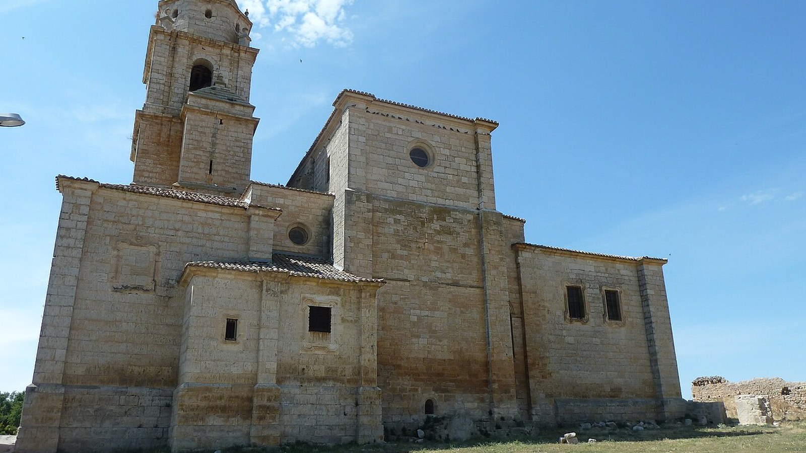 La colegiata de Nuestra Senora del Manzano de Castrojeriz, de piedra dorada