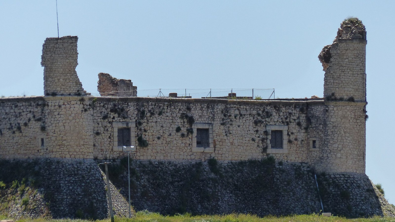 El castillo de los Condes de Chinchón, en ruinas, sobre el páramo