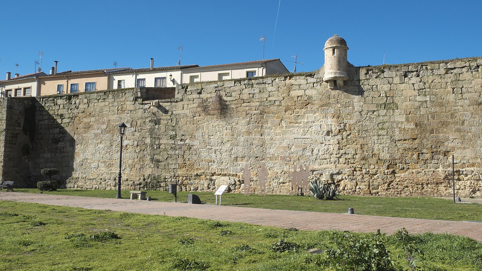 Lienzo de la muralla de Ciudad Rodrigo con una garita de vigilancia en el ángulo