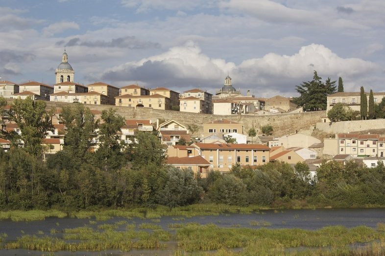 Ciudad Rodrigo amurallada sobre el río Águeda, con la torre de la catedral entre los tejados