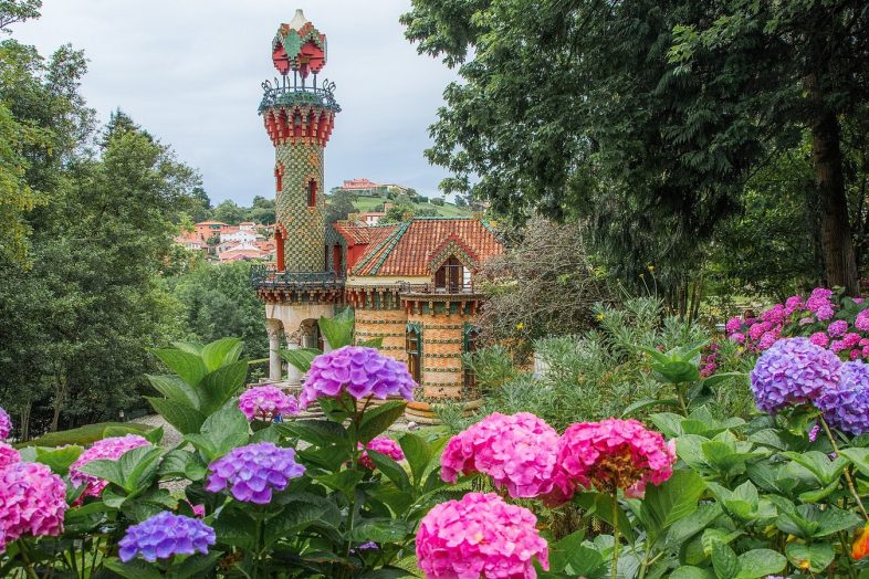 El Capricho de Gaudi en Comillas, con su torre de ceramica, entre hortensias