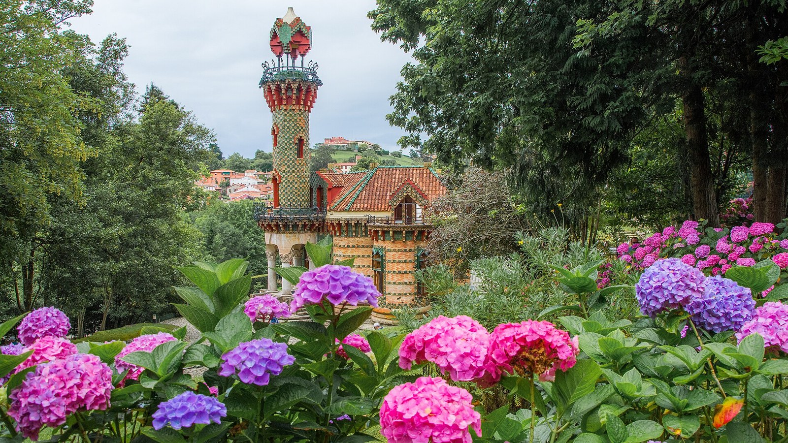 El Capricho de Gaudí en Comillas, con su torre de cerámica, entre hortensias