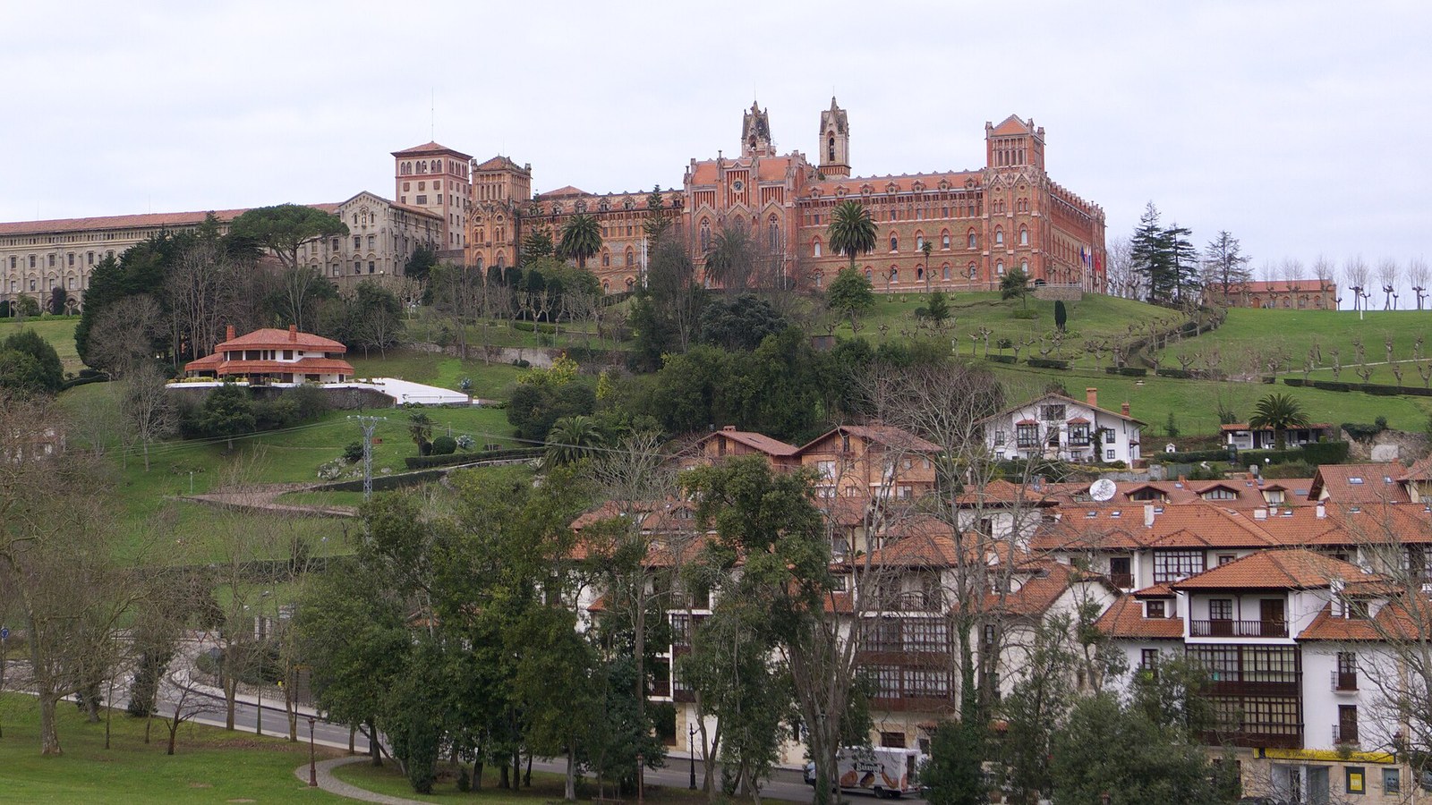 La antigua Universidad Pontificia de Comillas sobre la villa y sus tejados