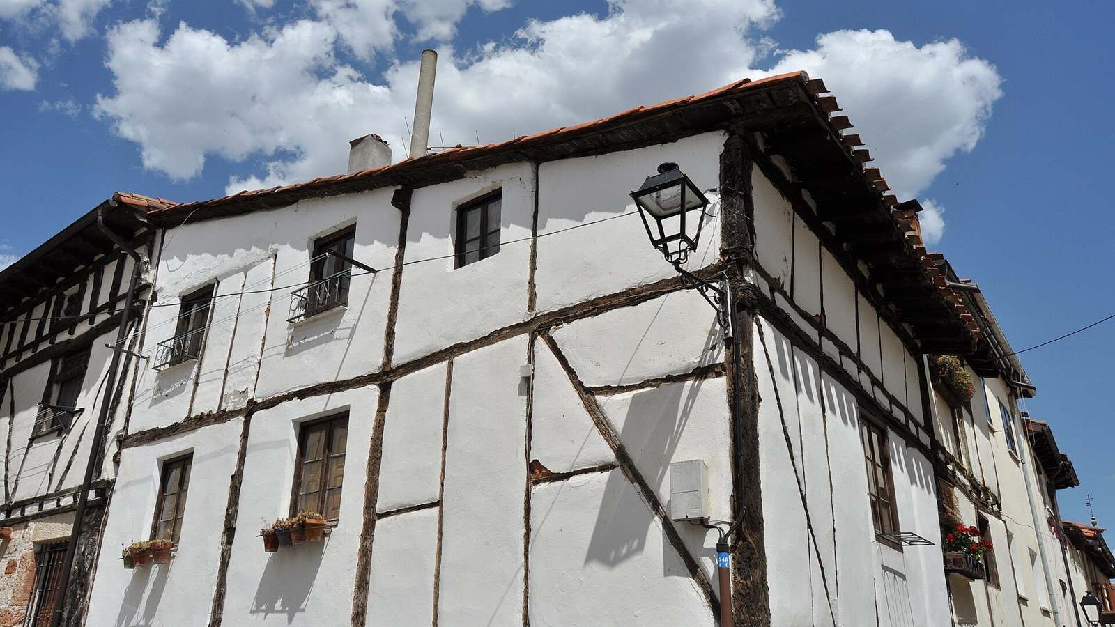 Casa de entramado de madera encalada en una calle de Covarrubias