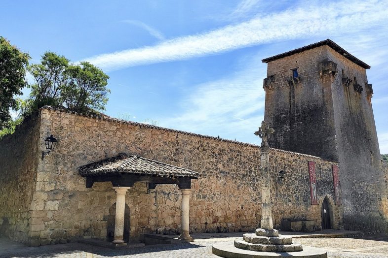 El Torreon de Fernan Gonzalez en Covarrubias, con el rollo y el muro que lo rodea