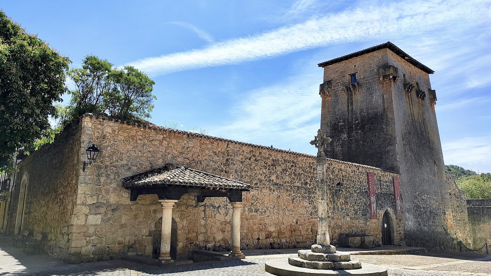 El Torreon de Fernan Gonzalez en Covarrubias, con el rollo y el muro que lo rodea