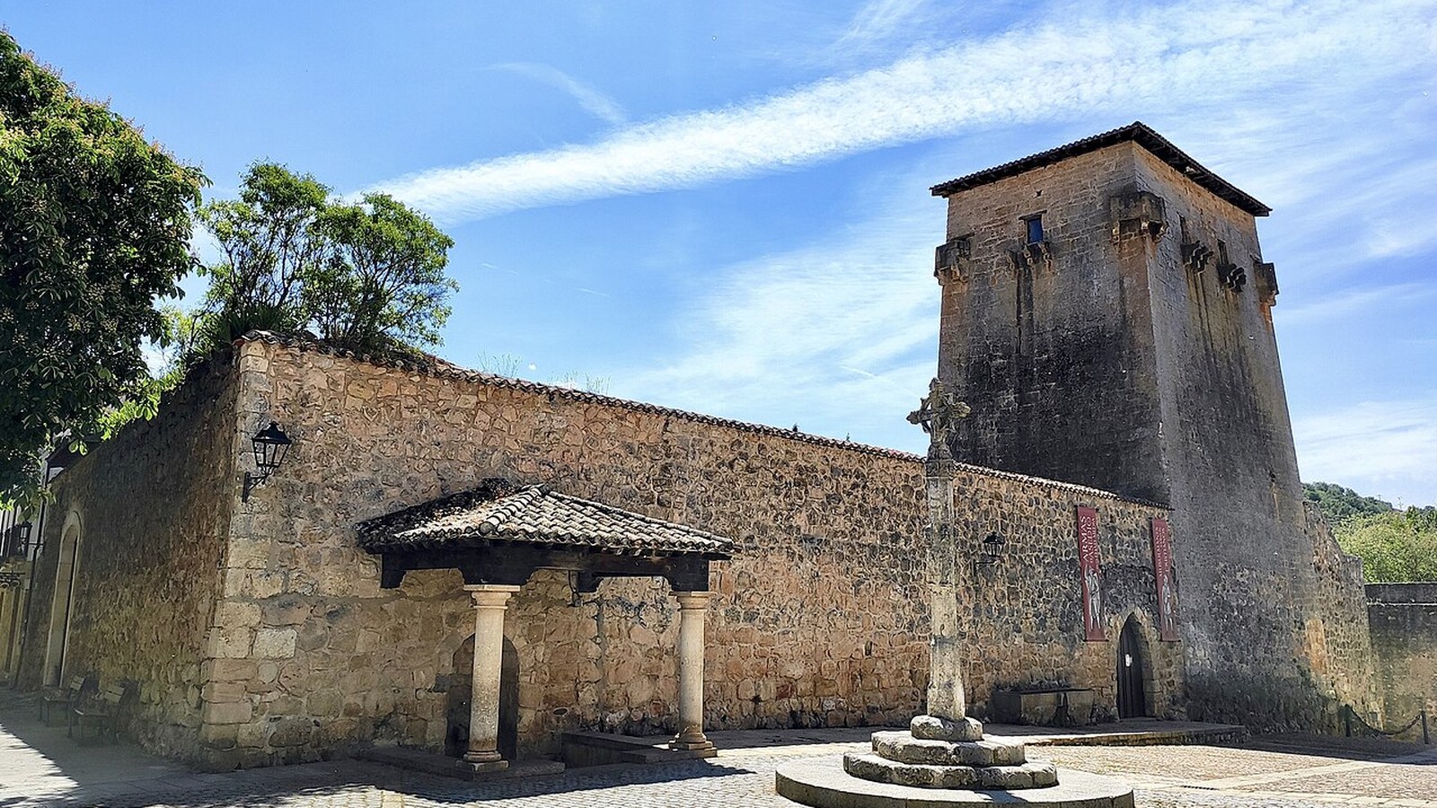 El Torreon de Fernan Gonzalez en Covarrubias, con el rollo y el muro que lo rodea