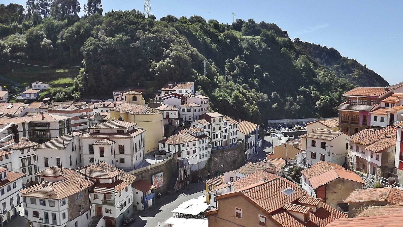 Casas de Cudillero trepando por la ladera del valle sobre el puerto