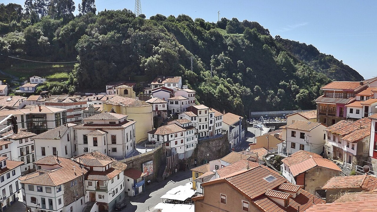 Casas de Cudillero trepando por la ladera del valle sobre el puerto
