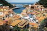 Las casas de colores de Cudillero formando un anfiteatro sobre el puerto