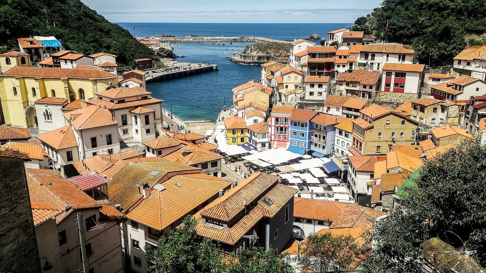 Las casas de colores de Cudillero formando un anfiteatro sobre el puerto