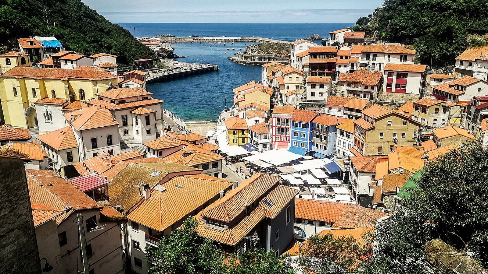 Las casas de colores de Cudillero formando un anfiteatro sobre el puerto