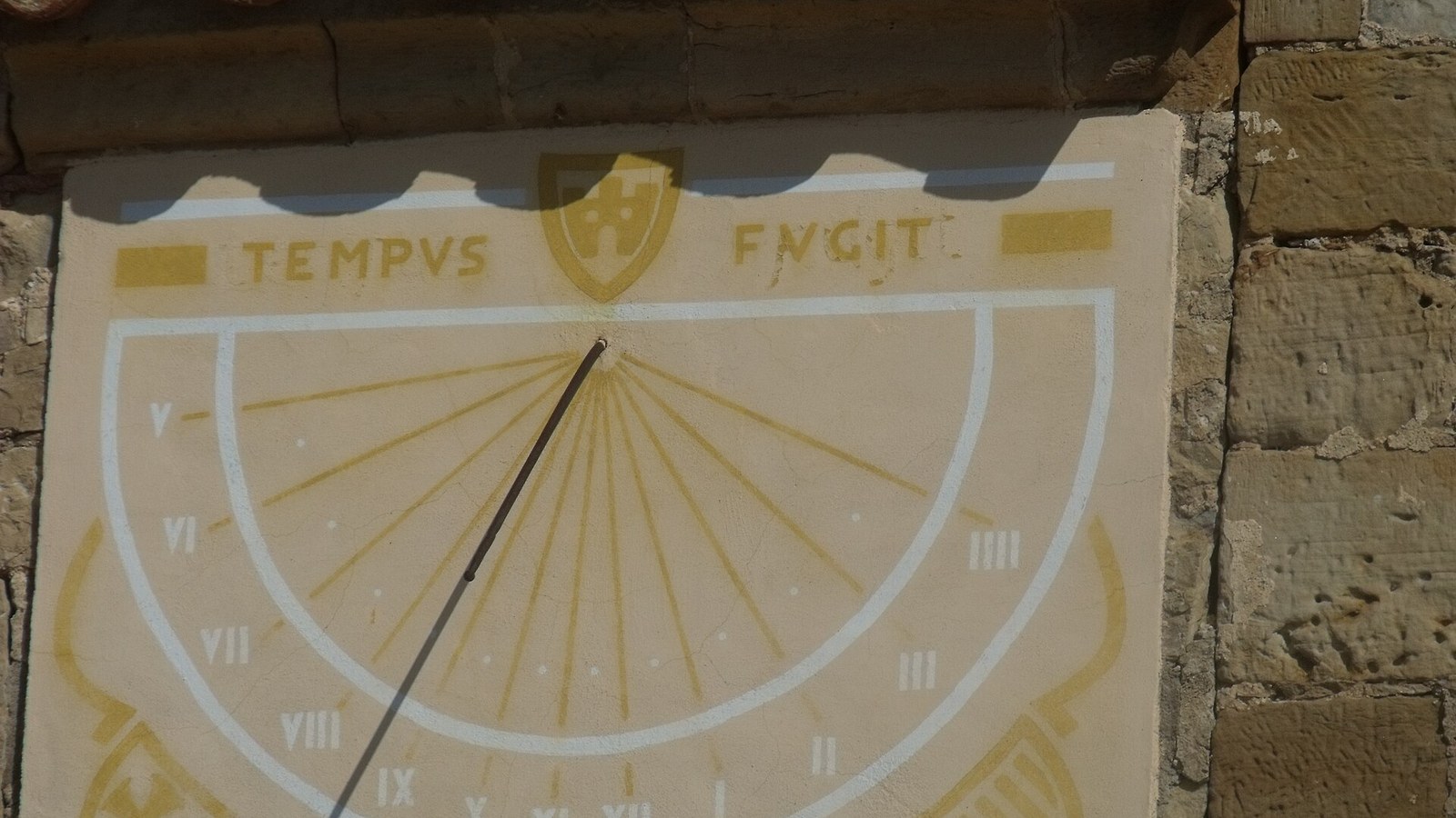 Reloj de sol pintado en una fachada de Culla con la inscripción Tempus Fugit