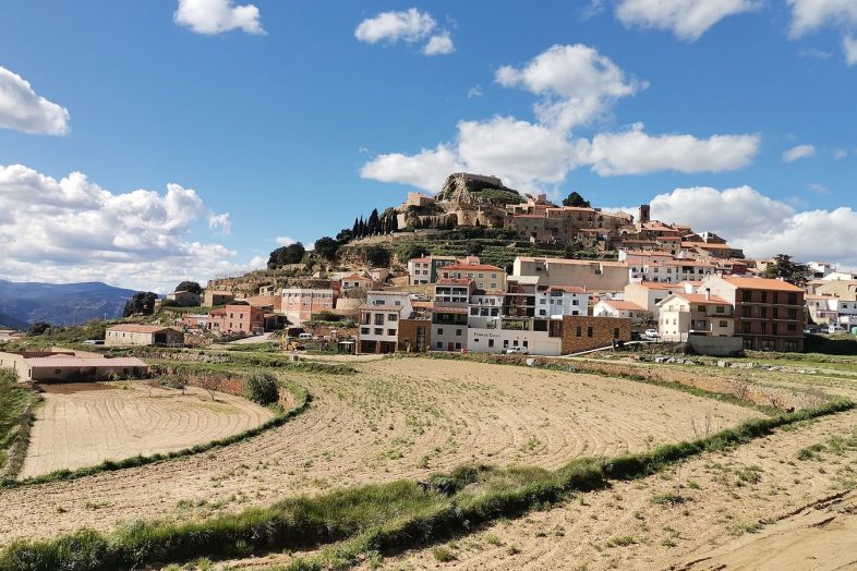 Culla sobre su cerro cónico, con los campos de secano del Alto Maestrazgo alrededor