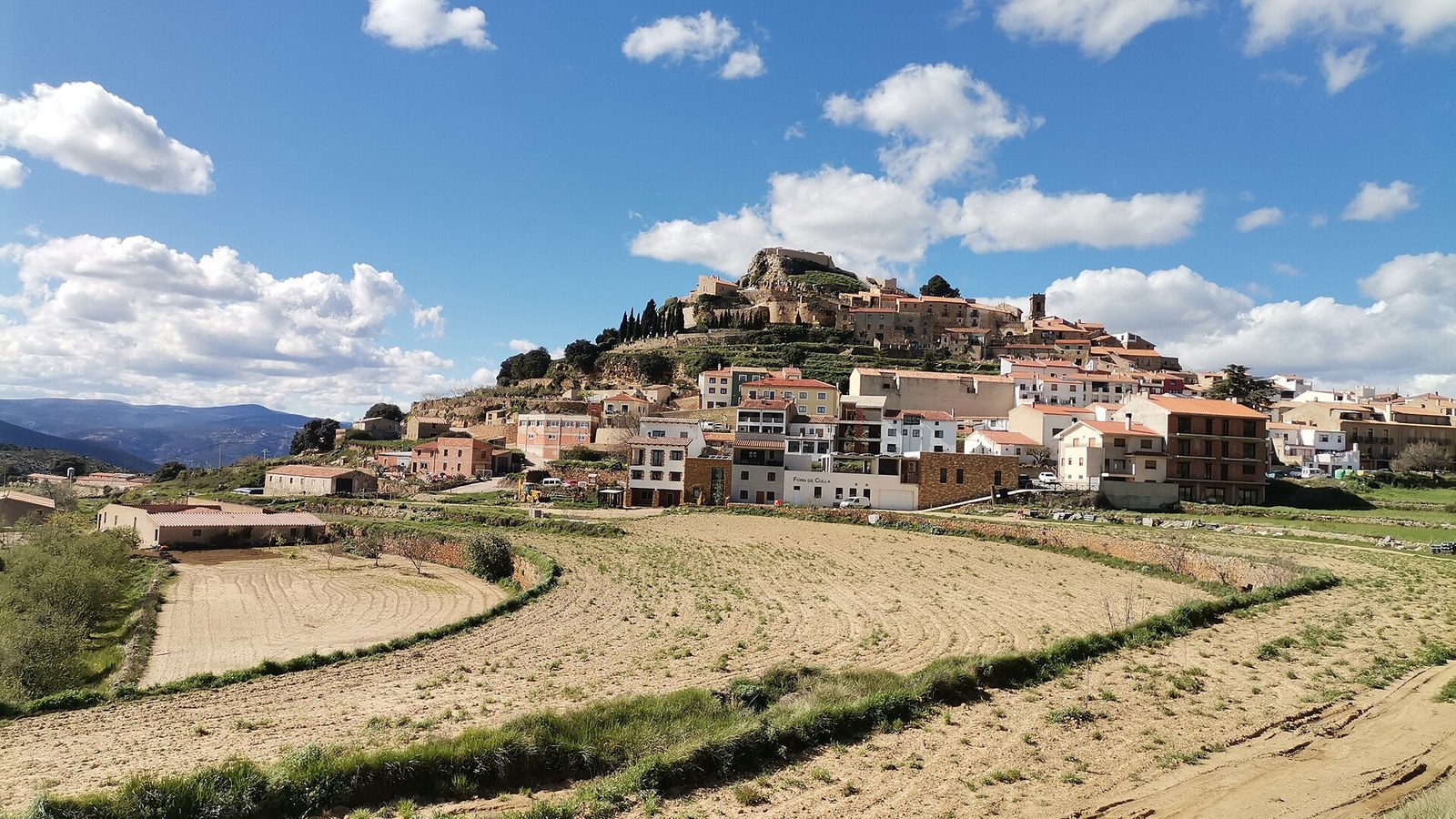 Culla sobre su cerro cónico, con los campos de secano del Alto Maestrazgo alrededor