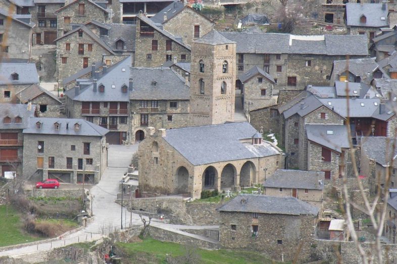 El caserio de pizarra de Durro con la iglesia romanica de la Natividad en el centro