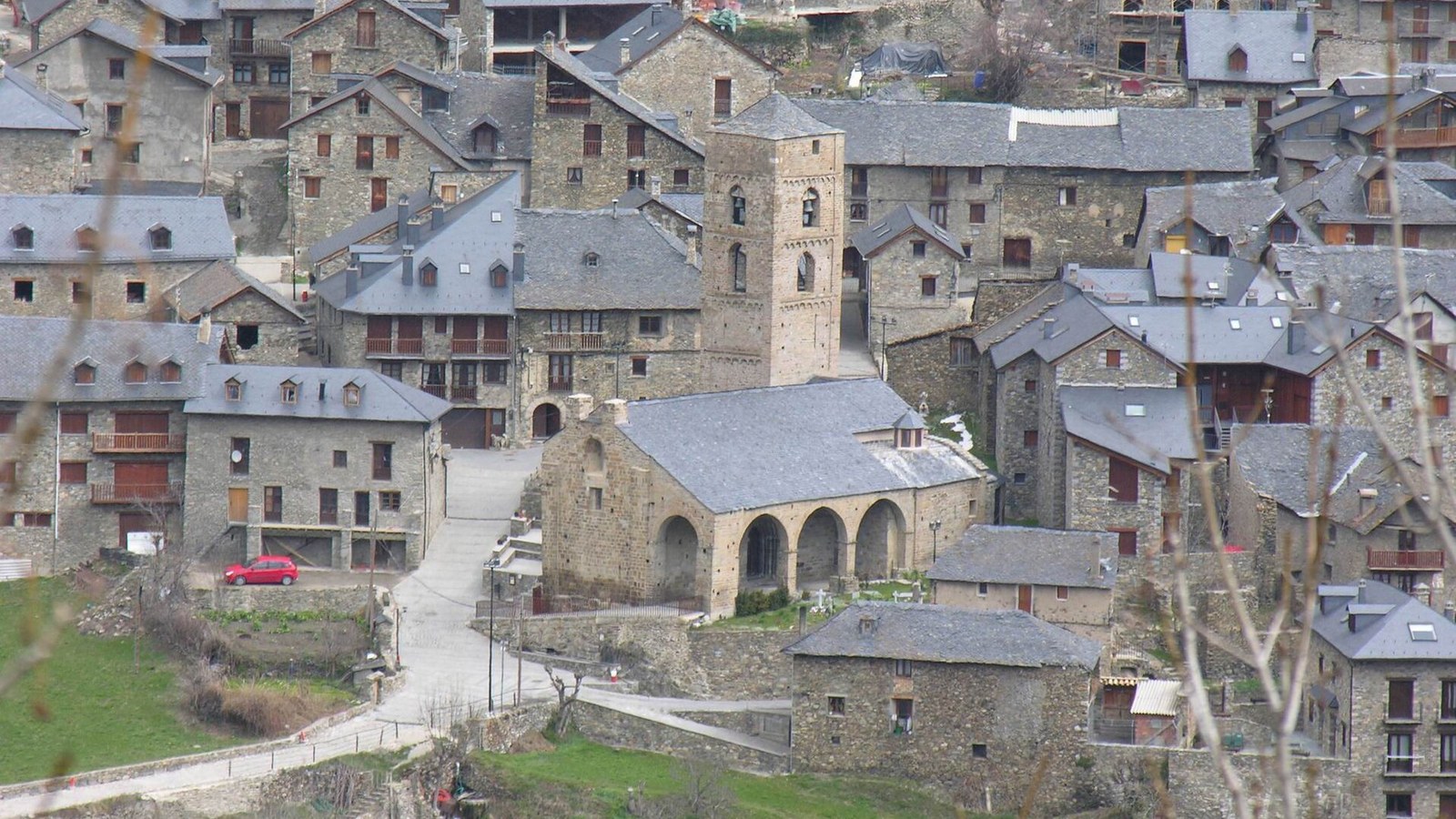 El caserio de pizarra de Durro con la iglesia romanica de la Natividad en el centro