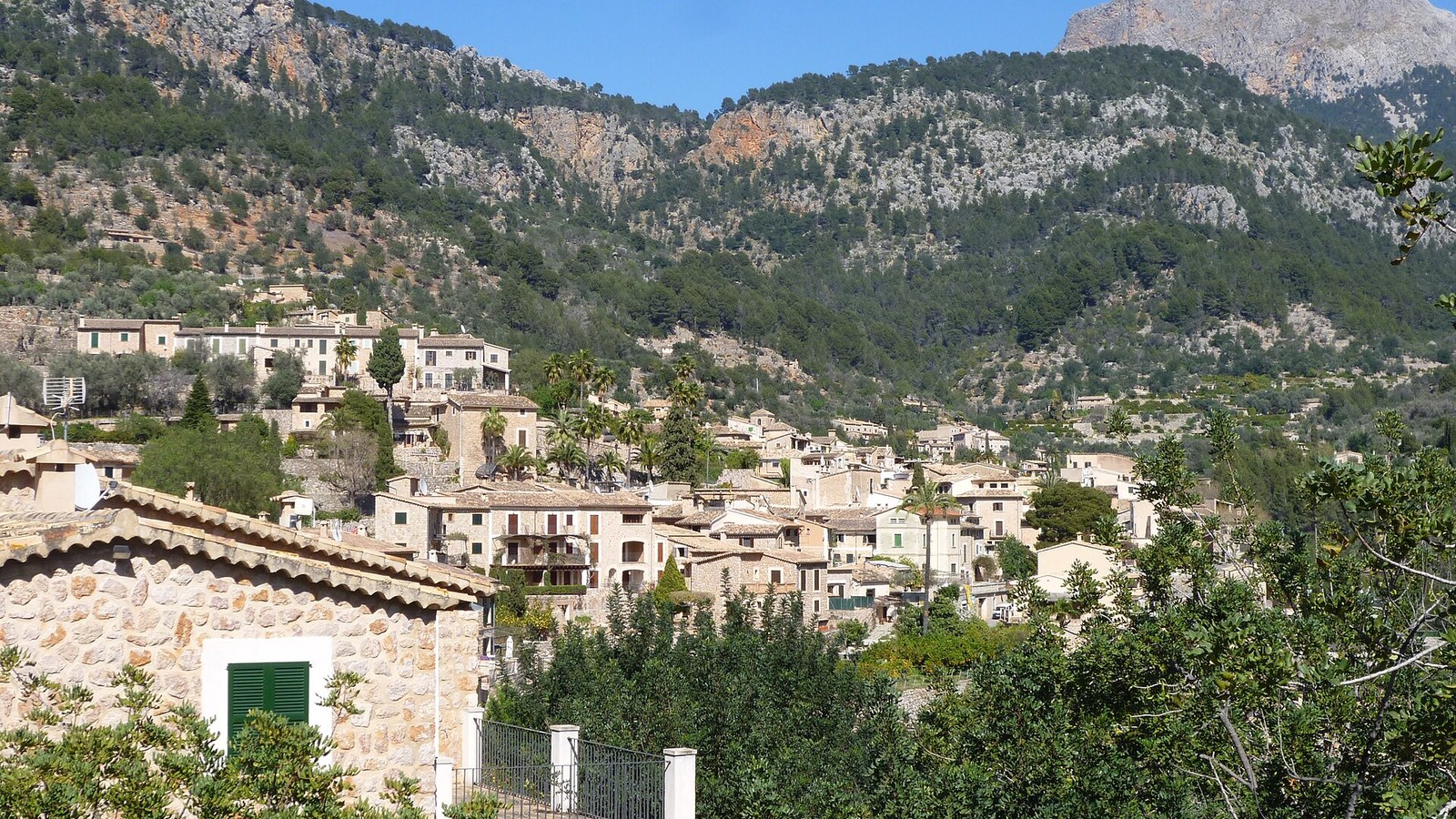 Fornalutx en la ladera, con la sierra de Tramuntana detrás