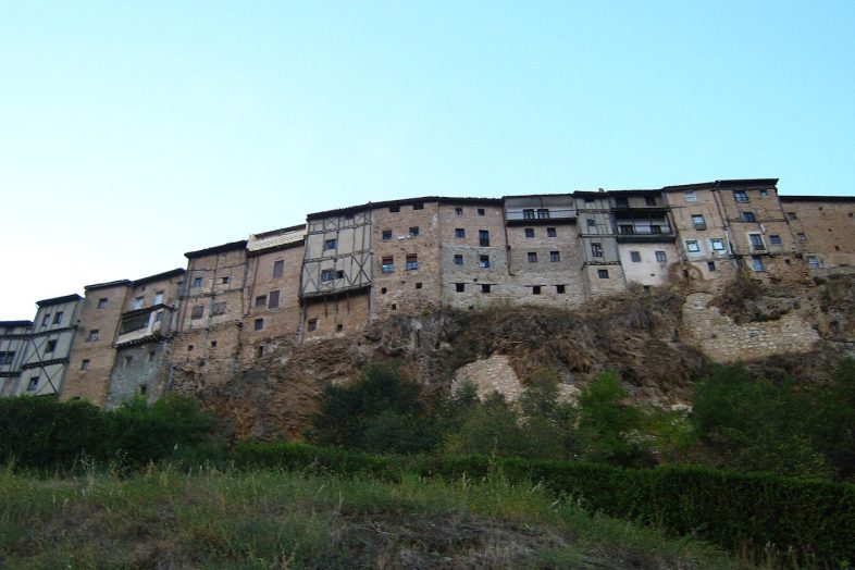 Las casas colgadas de Frias asomadas al borde del risco de La Muela
