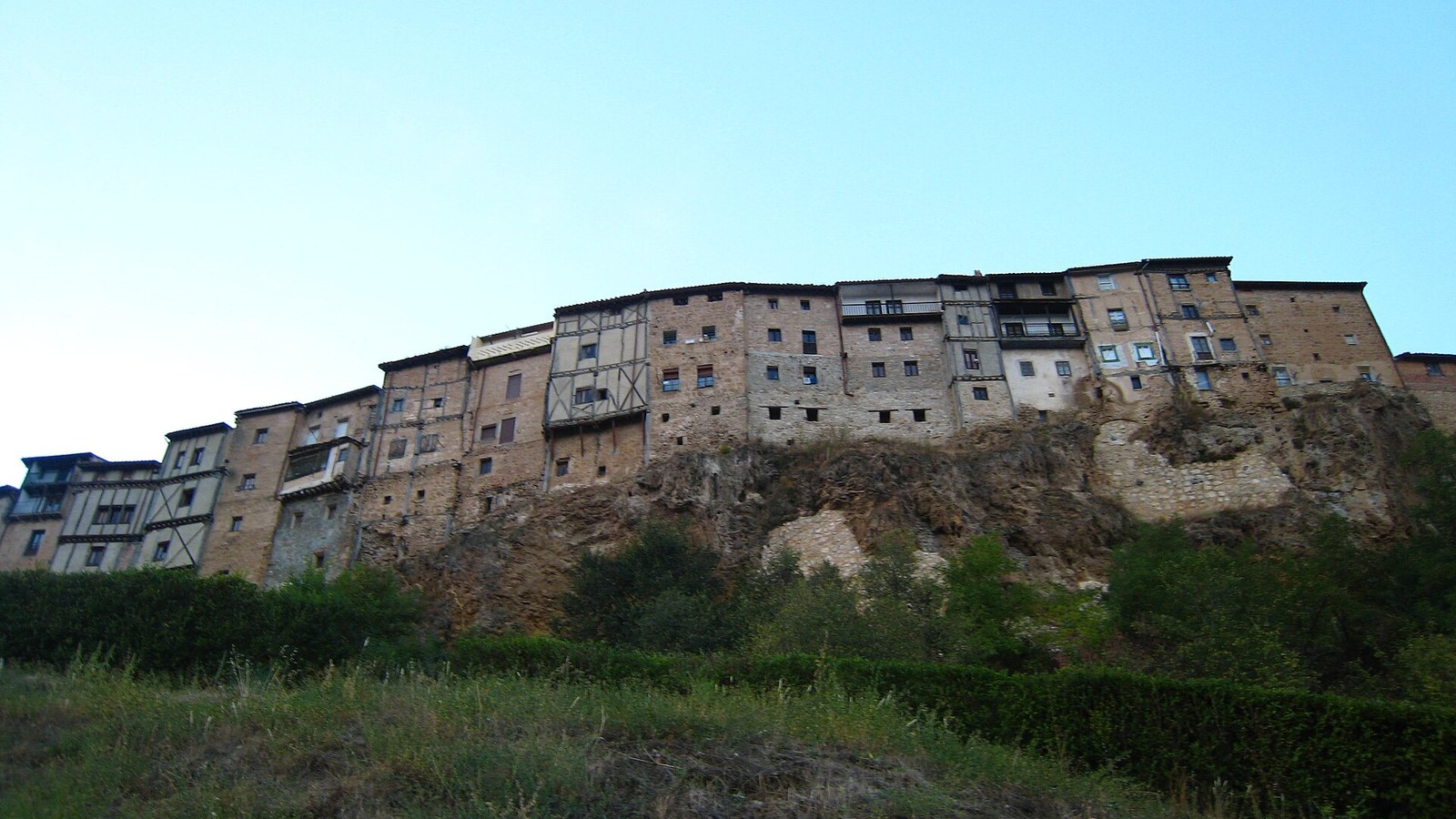 Las casas colgadas de Frías asomadas al borde del risco de La Muela
