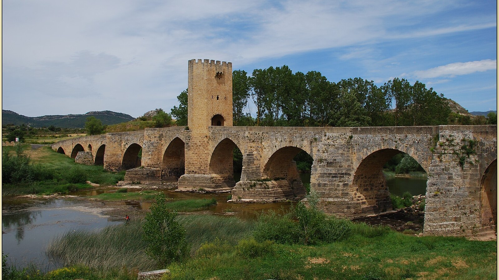 El puente medieval de Frías sobre el Ebro, con su torre defensiva central