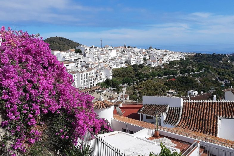 Frigiliana blanca sobre la ladera de la Sierra de Almijara, con el Mediterraneo al fondo